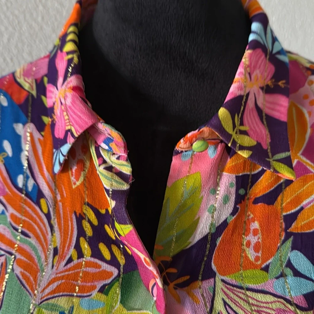 Colorful Floral Women's Blouse
Small little call out as showing in the photos - Picture 5 of 9